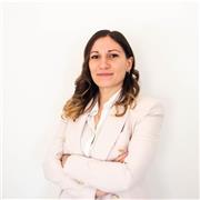 Dottoressa in giurisprudenza impartisce lezioni per aiuto compito di diritto